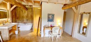 B&B / Chambres d'hotes Le Petit Paradis 24 : Chambre Double Deluxe avec Baignoire