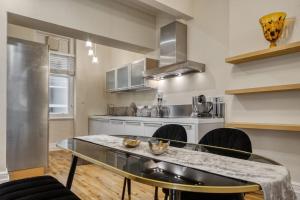 A Luxurious 4 Bed Retreat in Kensington ZONE 1