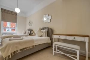 A Luxurious 4 Bed Retreat in Kensington ZONE 1