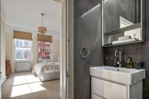 A Luxurious 4 Bed Retreat in Kensington ZONE 1