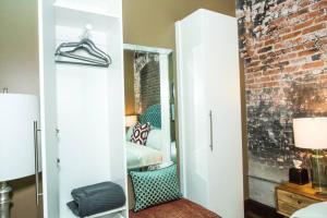 80 LEX 202 Iconic Downtown Location