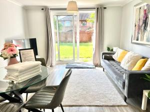 Central MK Home, Garden and Free Private Driveway Parking! 4 Beds Fully Equipped Train station 5 Mins