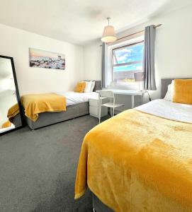 Central MK Home, Garden and Free Private Driveway Parking! 4 Beds Fully Equipped Train station 5 Mins