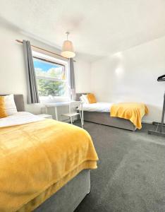 Central MK Home, Garden and Free Private Driveway Parking! 4 Beds Fully Equipped Train station 5 Mins