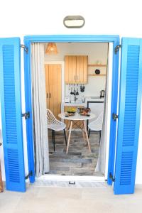 Petite Studios Batsi