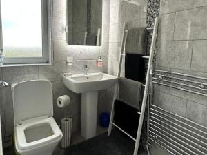 HouseSleeps5-Garden-Parking-PetsOK-Near Locks