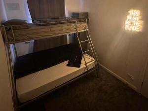 HouseSleeps5-Garden-Parking-PetsOK-Near Locks