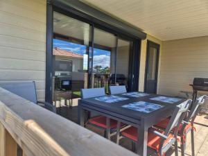 Campings Chalet dans domaine avec piscine : photos des chambres