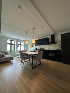 Deluxe central 2 bedroom with view and underground garage