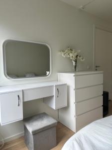 Deluxe central 2 bedroom with view and underground garage