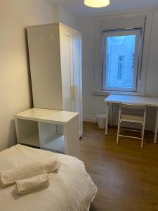 piso estacion de tren -bus soleado