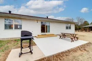 Henderson Home with Patio 1 Mi to Norfork Lake - Bird Springs