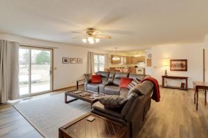 Henderson Home with Patio 1 Mi to Norfork Lake