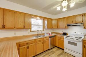 Henderson Home with Patio 1 Mi to Norfork Lake