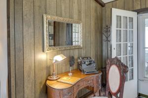 Historic Alexandria Home with Private Yard!