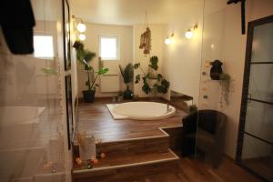 Maisons de vacances Loveroom atypique en duplex avec balneo ronde et secret-room : photos des chambres