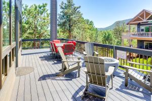 Hot Tub and Deck Mtn-View Pine Getaway!