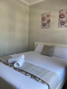 1 Bedroom Sleek, Spotless, Work-from-home Sanctuary