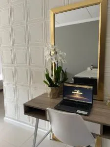 1 Bedroom Sleek, Spotless, Work-from-home Sanctuary - Erand