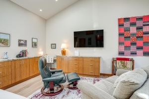 Alameda Studio with Patio 3 Mi to Oakland Coliseum!