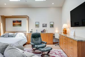 Alameda Studio with Patio 3 Mi to Oakland Coliseum!