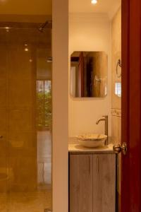 Elegante habitación baño compartido en Poblado-B11