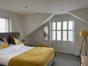 Retro Retreat, Sea View, Free Parking & EV Plug-in