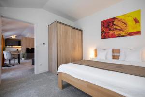 ALURE RESIDENCES 11 - 24h self check-in & private parking next to the apartment building included, CITY CENTER right on SNP Square in a quiet passage, new building, best deal in town