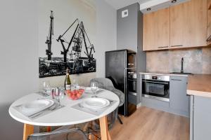 Apartment Doki Modern Food Hall by TriApart