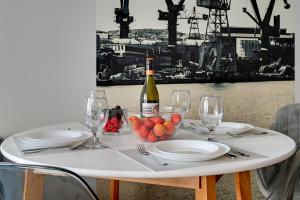 Apartment Doki Modern Food Hall by TriApart