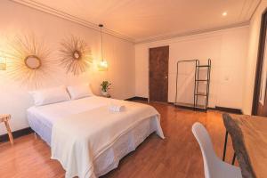 Habitacion con baño compartido en el Poblado -A6 - 3-звездочные отели в городе Медельин