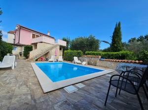 Holiday Home Villa Kate, with a private swimming pool and garden 