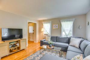 Wakefield Escape Walk to Downtown and Near Beaches!