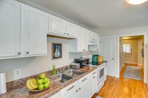 Wakefield Escape Walk to Downtown and Near Beaches!