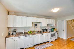 Wakefield Escape Walk to Downtown and Near Beaches!