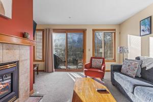 C303 Hidden Gem with MTN andCreek View, Quiet and Private