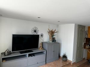 Appartements Au calme dans maison en rez de jardin a 2,2 kms du Groupama stadium et salle LDLC Arena : photos des chambres