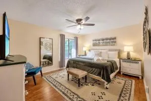 Townhome in PBG, king bed, pergola, BBQ & fire pit - Palm Beach Gardens