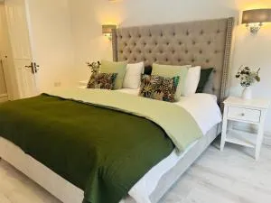 Luxurious 5Star Retreat on Westports Main Street - Liscarney