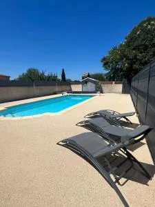 Studio Menthe-Clim-Terrain de pétanque-Piscine collective - Saint-Restitut