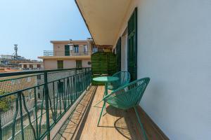 Zimmer mit Kingsize-Bett und Balkon
