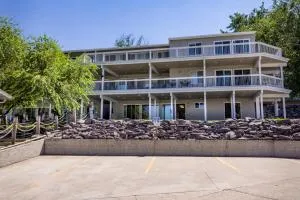 Lakefront Condo-huge patio, day dock, beach front - Saint Ignatius