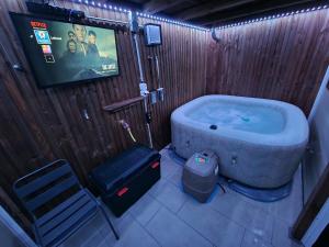 Appartements Au Douni - Jacuzzi, jardin, parking couvert et bureau equipe : photos des chambres