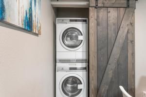 SoCo Chic Apartment Suites Close to Downtown