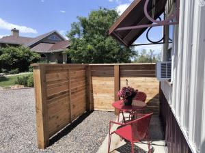 Llama-Stay at Spooky Tooth Ranch - Mtn Views!