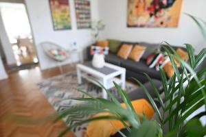 COLORFUL DOWNTOWN APARTMENt