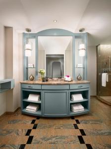Junior King Suite room in Mandarin Oriental Boston