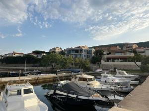 Apartments by the sea Banjol, Rab - 19752 