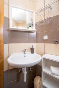 Apartments with parking space Vir - 23221