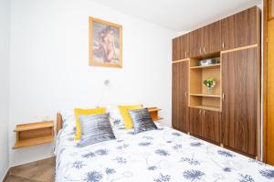 Apartments with parking space Vir - 23221